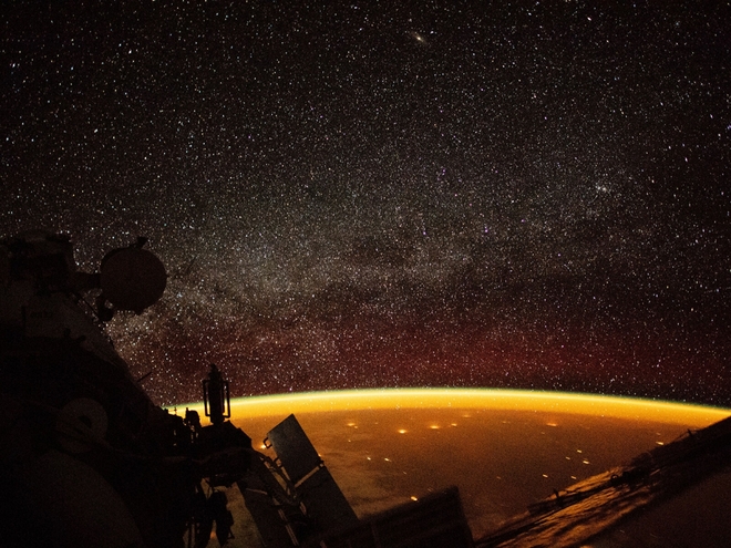 Nín thở trước những khoảnh khắc ngoạn mục nhìn từ vũ trụ được NASA ghi lại - Ảnh 1.