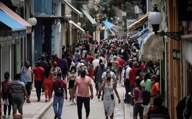 Người dân đi lại tại khu phố thương mại ở thủ đô La Habana của Cuba, ngày 15/6/2021. Ảnh: Reuters