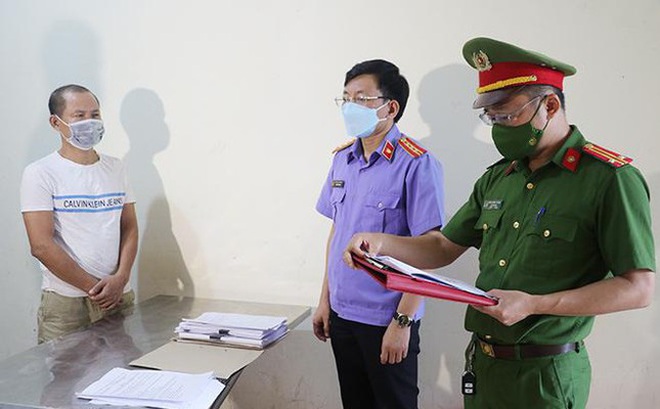 Tống đạt các quyết định khởi tố đối với bị can Trần Văn Bảy.