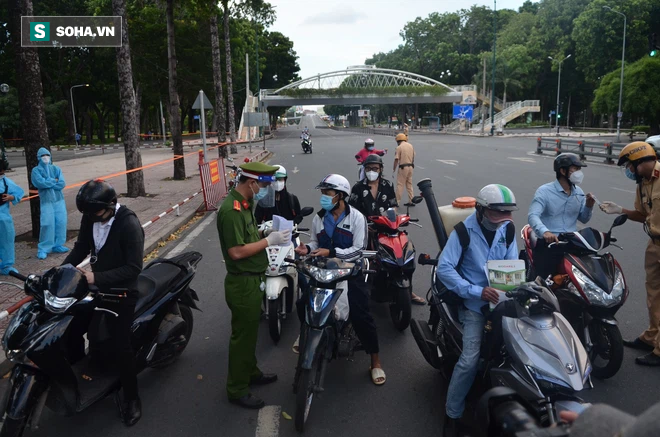 Đường phố TP.HCM vắng tanh, duy nhất 1 trường hợp ra đường sau 18h bị phạt 2 triệu đồng - Ảnh 1.