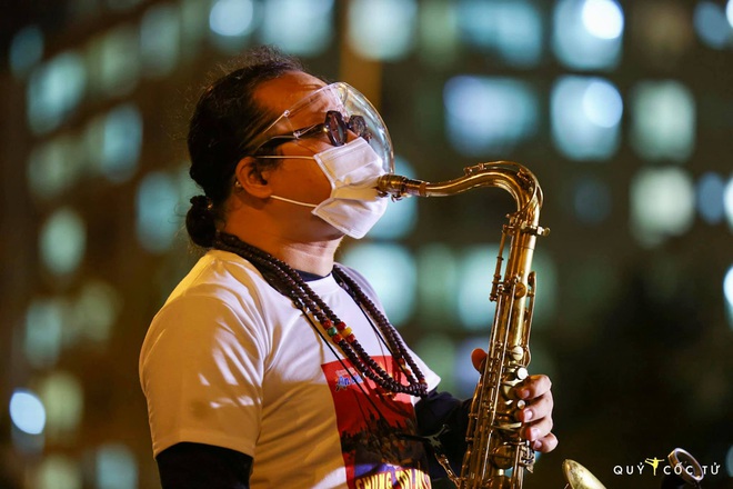 NS Trần Mạnh Tuấn biểu diễn saxophone trong bệnh viện dã chiến lay động mạnh: Đây là sân khấu đặc biệt nhất cuộc đời tôi - Ảnh 5.