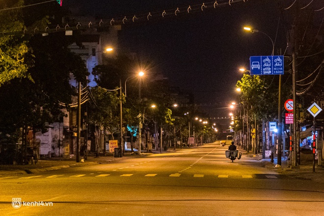 Những khoảnh khắc 18h, đường phố Sài Gòn bình lặng và vắng vẻ khiến bạn dễ dàng trót đắm mình vào cảnh đẹp của thành phố. Hãy dành chút thời gian để cảm nhận thêm một Sài Gòn lãng mạn và thanh bình.
