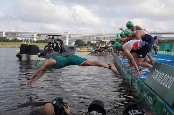 Sự cố nguy hiểm tại phần thi 3 môn phối hợp ở Olympic Tokyo - Ảnh 2.