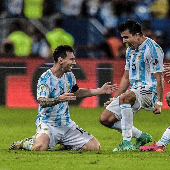 Cầu thủ Argentina bỏ ảnh với vợ con, để ảnh chụp cùng Messi làm hình nền điện thoại - Ảnh 1.