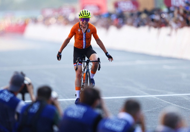 Nhầm tưởng mình cán đích đầu tiên, tay đua xe đạp người Hà Lan ăn mừng như trúng xổ số - Ảnh 1.