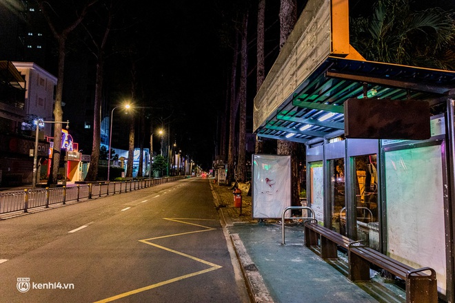 Ảnh: Đường phố Sài Gòn sau 18h vắng lặng như thế nào? - Ảnh 16.