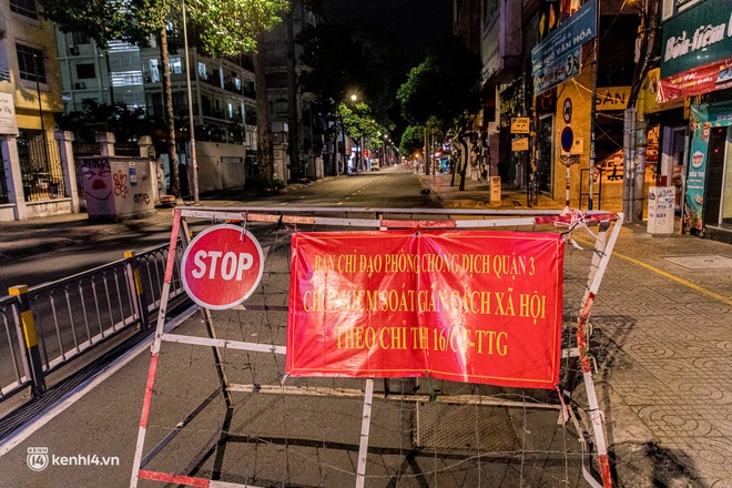Ảnh: Đường phố Sài Gòn sau 18h vắng lặng như thế nào? - Ảnh 17.