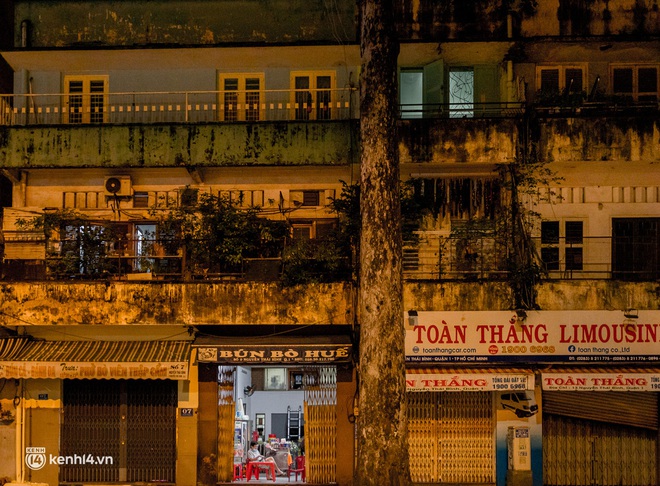 Ảnh: Đường phố Sài Gòn sau 18h vắng lặng như thế nào? - Ảnh 7.