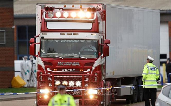 Nhà chức trách Anh điều tra tại hiện trường xe container đông lạnh chứa 39 thi thể ở Grays, Essex. Ảnh: REUTERS/TTXVN