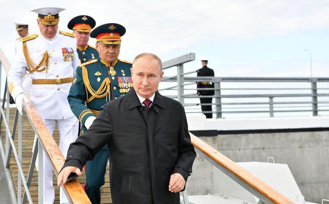 Tổng thống Nga Vladimir Putin và Bộ trưởng Quốc phòng Sergei Shoigu dự cuộc duyệt binh của hải quân Nga ngày 25/7. (Ảnh: Reuters)