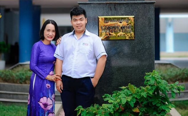 Quang Huy chụp ảnh cùng cô giáo dạy của mình.