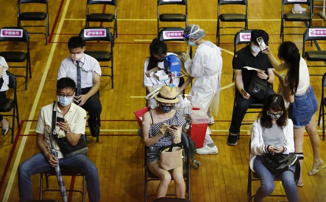 Tiêm chủng vaccine Covid-19 ở Bệnh viện Đại học Quốc gia Đài Loan ở Đài Bắc ngày 21/7. Ảnh: Getty
