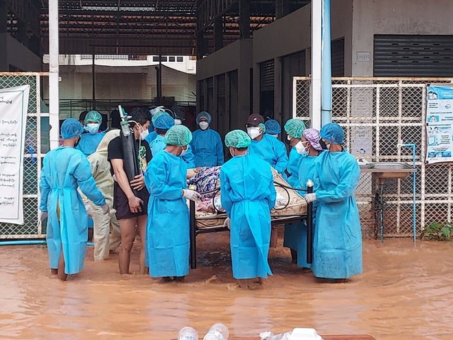 Thảm họa chồng chất ở Myanmar: Đảo chính, COVID-19 và mưa lũ - Ảnh 1.