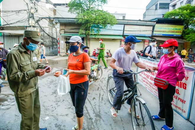 Hà Nội bắt đầu phát phiếu đi chợ cho người dân theo ngày chẵn, ngày lẻ - Ảnh 3.