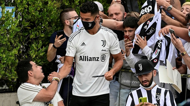 Cristiano Ronaldo gây xúc động khi trở lại hội quân với Juventus - Ảnh 2.