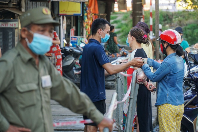 Hà Nội bắt đầu phát phiếu đi chợ cho người dân theo ngày chẵn, ngày lẻ - Ảnh 12.