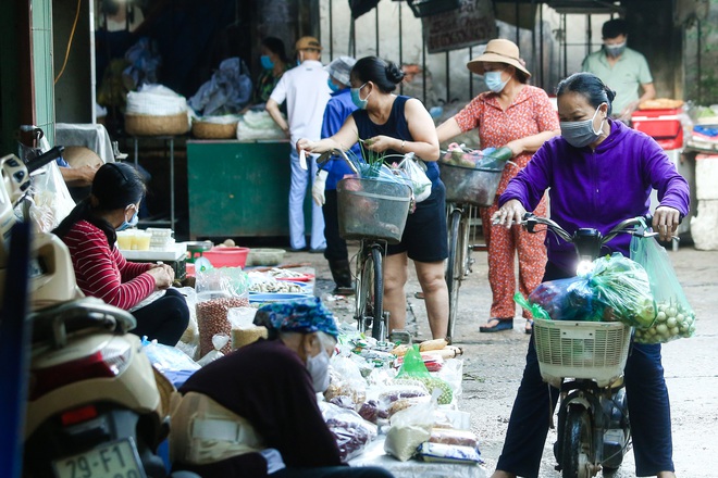 Hà Nội bắt đầu phát phiếu đi chợ cho người dân theo ngày chẵn, ngày lẻ - Ảnh 13.