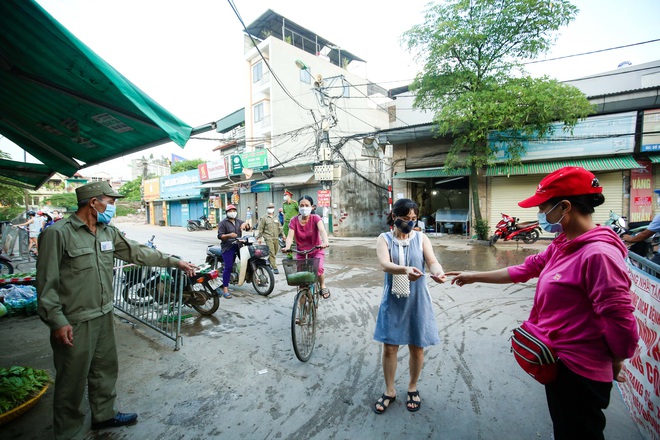 Hà Nội bắt đầu phát phiếu đi chợ cho người dân theo ngày chẵn, ngày lẻ - Ảnh 4.