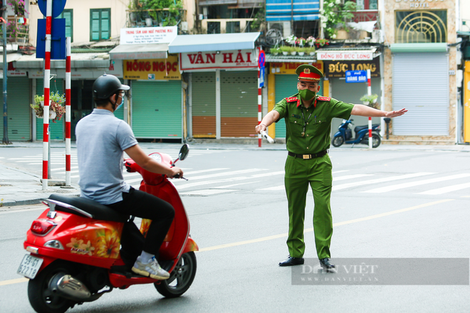 Đi tập thể dục rồi bỏ chạy khi gặp lực lượng chức năng, người đàn ông bị phạt 2 triệu đồng - Ảnh 4.