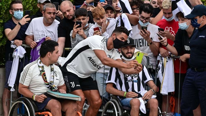 Cristiano Ronaldo gây xúc động khi trở lại hội quân với Juventus - Ảnh 3.