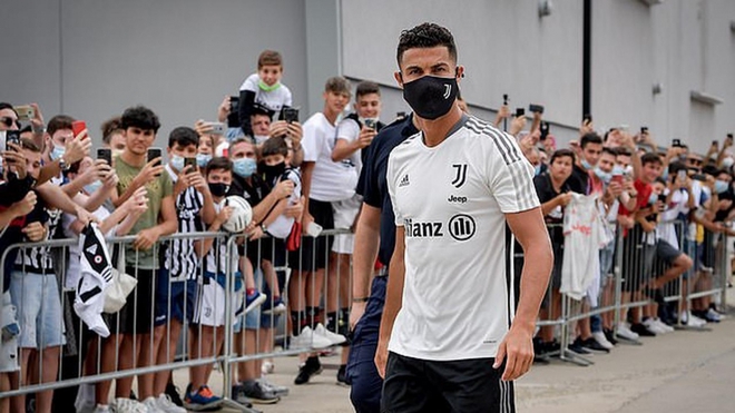 Cristiano Ronaldo gây xúc động khi trở lại hội quân với Juventus - Ảnh 4.