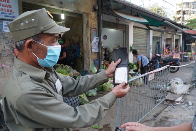 Hà Nội bắt đầu phát phiếu đi chợ cho người dân theo ngày chẵn, ngày lẻ - Ảnh 6.