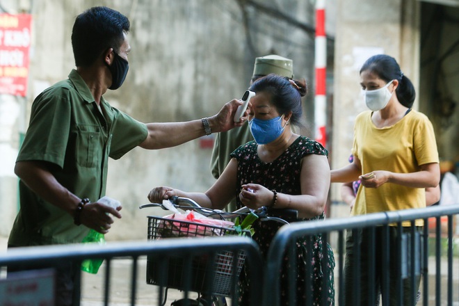 Hà Nội bắt đầu phát phiếu đi chợ cho người dân theo ngày chẵn, ngày lẻ - Ảnh 8.