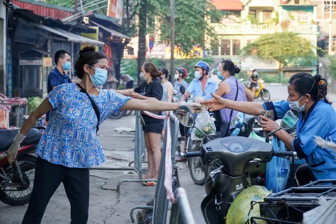 Hà Nội bắt đầu phát phiếu đi chợ cho người dân theo ngày chẵn, ngày lẻ - Ảnh 11.