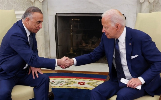 Thủ tướng Iraq al-Kadhimi và Tổng thống Mỹ Joe Biden trong cuộc gặp tại Phòng Bầu Dục. (Ảnh: Reuters)