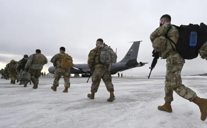 Thời tiết khắc nghiệt và tình trạng cô lập tại Alaska đã gây nhiều áp lực cho binh sĩ. Ảnh: AP