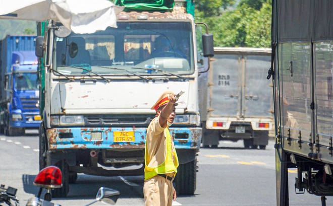 Lực lương CSGT làm nhiệm vụ tại chốt kiếm soát phòng chống dịch COVID-19 tại Đà Nẵng.