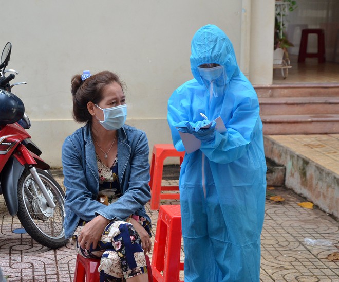 Đề nghị xử lý thanh niên nhổ nước bọt ra thang máy ở Hà Nội, đưa đi xét nghiệm COVID-19; UBND quận 3 báo cáo về trường hợp 1 người tử vong tại nhà - Ảnh 1.