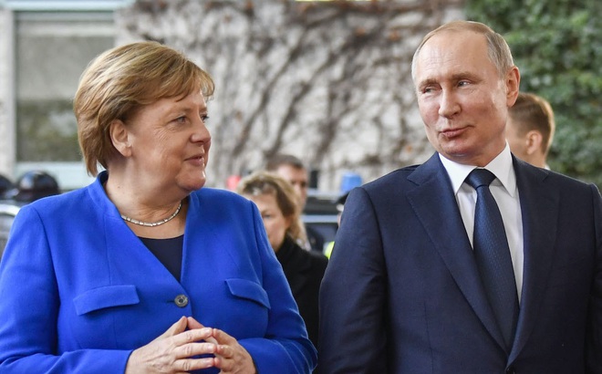 Thủ tướng Đức Angela Merkel chào đón Tổng thống Nga Vladimir Putin tới dự hội nghị hòa bình về Lybia ở Berlin ngày 19/1/2020. Ảnh: AFP