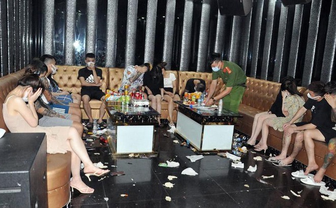 Dàn tiếp viên nữ và nhóm thanh niên trong quán karaoke Bad Boy.