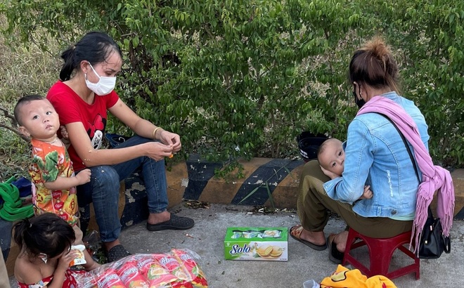 Hai người phụ nữ cùng 3 trẻ nhỏ bị bỏ quên tại chốt kiểm soát dịch huyện Phong Điền, tỉnh Thừa Thiên Huế.