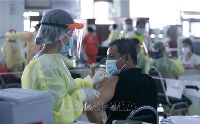 Nhân viên y tế tiêm vaccine phòng COVID-19 cho người dân tại thủ đô Viêng Chăn, Lào ngày 17/6/2021. Ảnh minh họa: THX/TTXVN