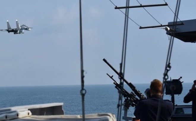 Chiến đấu cơ Nga bay qua tàu khu trục HNLMS Eversten của Hà Lan trên Biển Đen ngày 24/6/2021. Ảnh: Bộ Quốc phòng Hà Lan