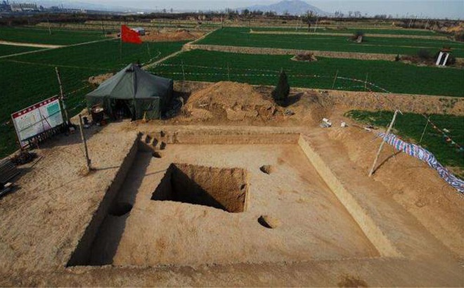 Trong quá trình đào móng xây nhà, các hộ dân thôn Thượng Lĩnh đã thấy một khu lăng mộ cổ với rất nhiều cổ vật. (Ảnh: Kknews)