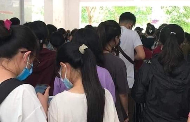 Xôn xao clip trường Đại học Vinh tổ chức thi đông người trong mùa dịch Covid-19 - Ảnh 2. Xôn xao clip trường Đại học Vinh tổ chức thi đông người trong mùa dịch Covid-19 - Ảnh 2.
