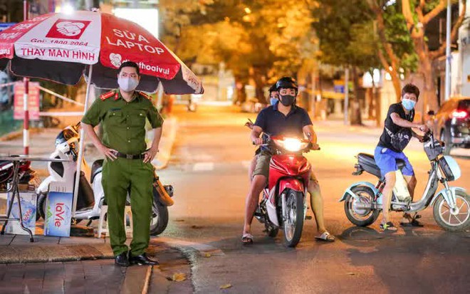 Người dân mặc áo mưa tiếp tế lương thực vào trung tâm thương mại bị phong toả - Ảnh 3.