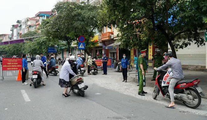 Hà Nội: 2 vợ chồng làm loạn chốt kiểm soát vì không được vào chợ; có 39 ca dương tính, 16 ca trong cộng đồng - Ảnh 1.