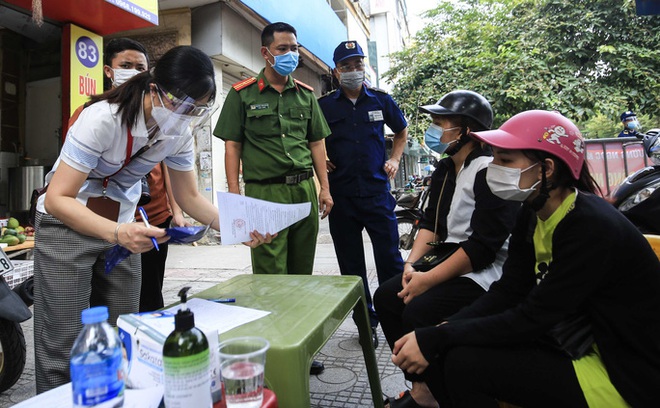 Hà Nội: 2 vợ chồng làm loạn chốt kiểm soát vì không được vào chợ; có 39 ca dương tính, 16 ca trong cộng đồng - Ảnh 2.