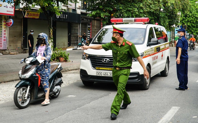  Hai cô gái bị phạt 4 triệu đồng vì lý do ra ngoài mua điện thoại  - Ảnh 2.