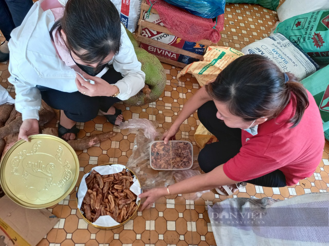 Bình Định: Người bệnh ung thư, vợ chồng già... góp từng gói mì, chai nước mắm gửi hỗ trợ người dân miền Nam - Ảnh 2.