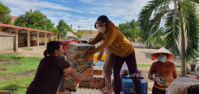 Bình Định: Người bệnh ung thư, vợ chồng già... góp từng gói mì, chai nước mắm gửi hỗ trợ người dân miền Nam - Ảnh 4.