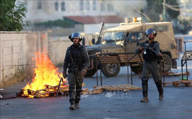 Cảnh sát biên giới Israel trong cuộc xung đột với người biểu tình Palestine tại làng Turmus Ayya, gần Ramallah, Khu Bờ Tây ngày 8/7/2021. Ảnh minh họa: THX/TTXVN