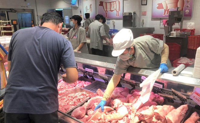 Người tiêu dùng mua thịt heo tại một điểm bán. Ảnh: Tiền Phong