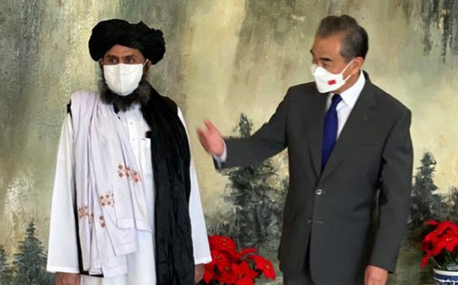 Ngoại trưởng Trung Quốc Vương Nghị và đồng sáng lập phong trào Taliban Mullah Abdul Ghani Baradar trong cuộc gặp ngày 28/7 tại Thiên Tân. Ảnh: Twitter.