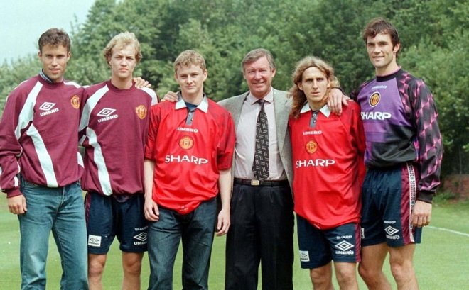 Sir Alex Ferguson chụp ảnh cùng Solskjaer và những tân binh của MU trong mùa Hè 1996. (Ảnh: The Sun).