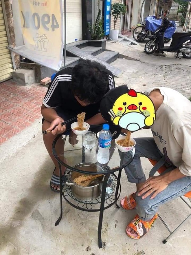 Bị quỵt tiền công, nhịn đói 1 tuần, hai thanh niên Thanh Hoá đánh bạo gõ cửa nhà dân và cái kết khiến chủ nhà ân hận - Ảnh 1. Bị quỵt tiền công, nhịn đói 1 tuần, hai thanh niên Thanh Hoá đánh bạo gõ cửa nhà dân và cái kết khiến chủ nhà ân hận - Ảnh 1.